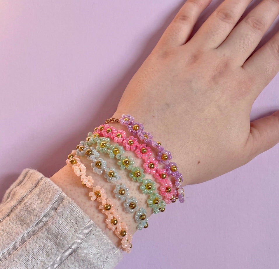 Flower beaded bracelet (adjustable)
